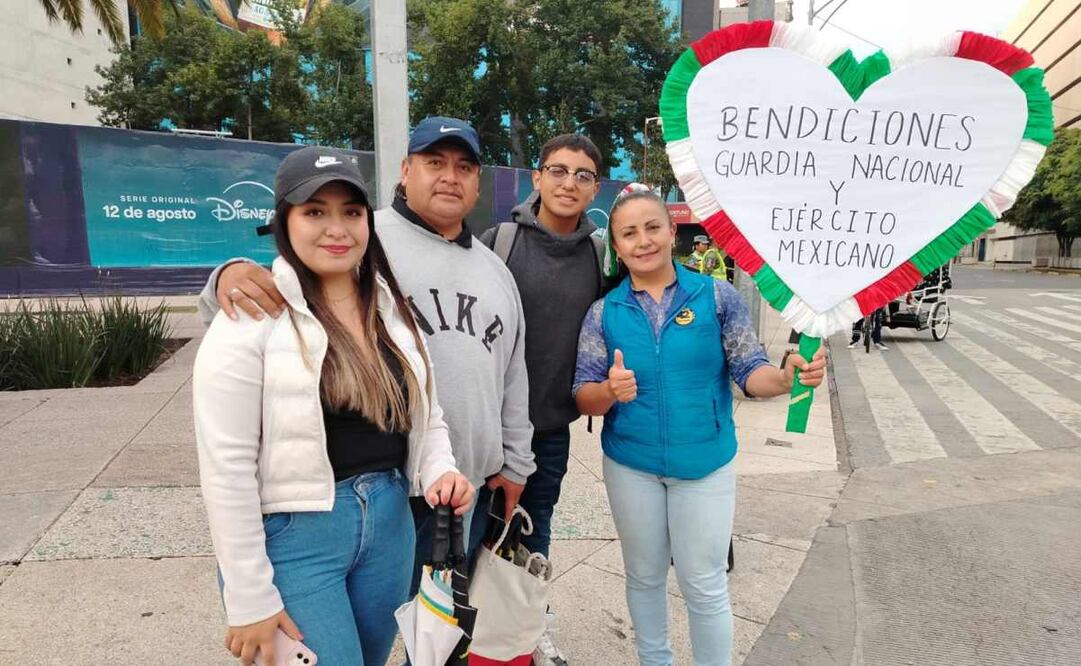La familia Rodríguez contó que asistió para expresar su apoyo a su hija, Lizeth Rodríguez, quien participa en el desfile Cívico Militar. Foto: Eduardo Dina / EL UNIVERSAL.