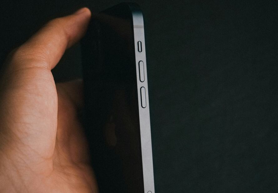 Botones de volumen en iPhone. Foto: Pexels