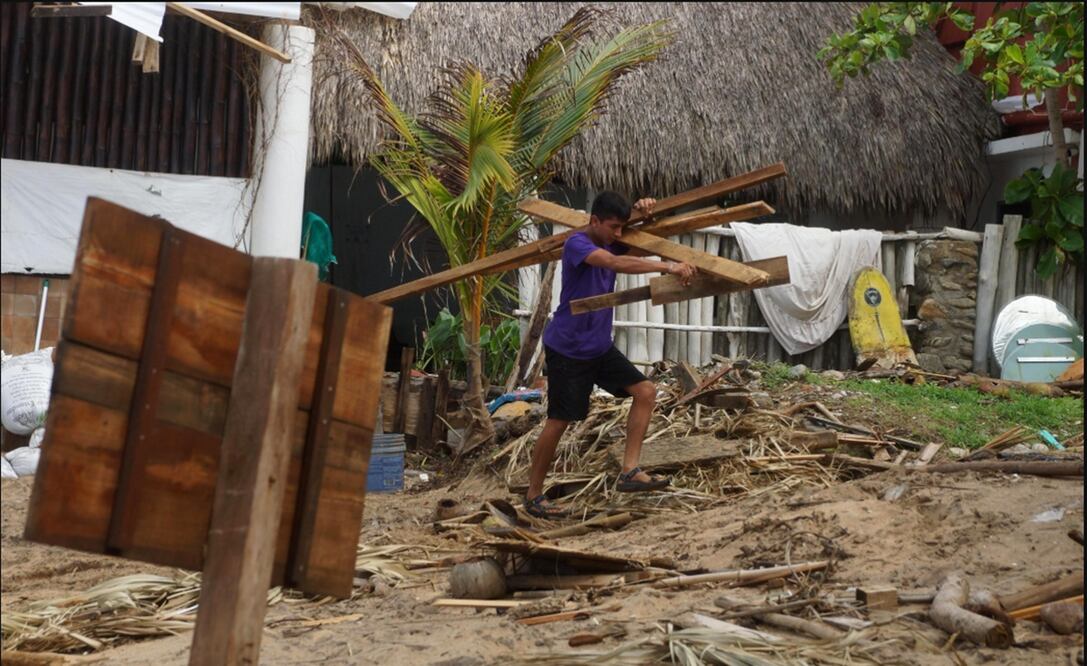 El paso del huracán Erick por Oaxaca dejó daños en restaurantes y bares de las playas de comunidades como Mazunte y San Agustinillo, el 20 de junio de 2025. Foto: Edwin Hernández, EL UNIVERSAL
