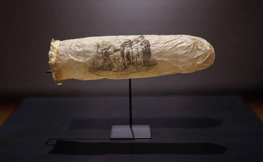 Esta imagen proporcionada por el Rijksmueum muestra un condón con una impresión, circa 1830, que se exhibe en el Rijksmuseum de Ámsterdam. Foto: AP