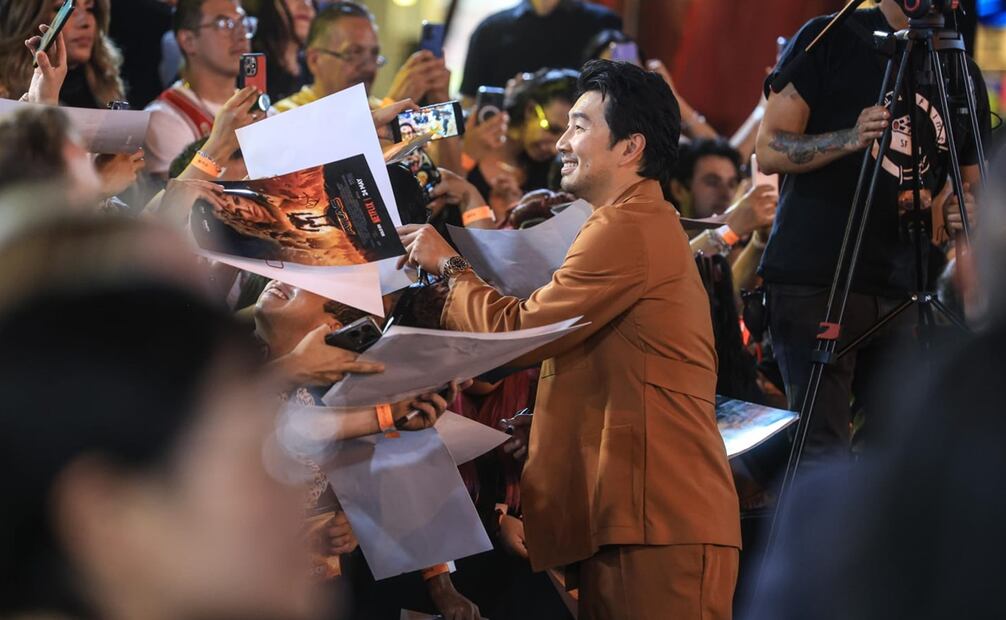 Liu se dio tiempo de convivir con sus fans mexicanos, quienes lo recibieron con el grito: "Simu, hermano, ya eres mexicano". Foto: Gabriel Pano/ EL UNIVERSAL