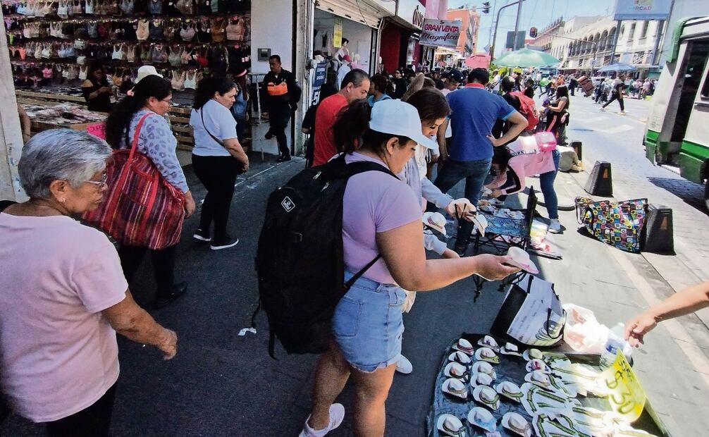 Hay demasiada gente que se amontona porque los puestos no dejan que pasemos bien, señaló una visitante que acudió a hacer unas compras. Foto: Fernanda Rojas / EL UNIVERSAL