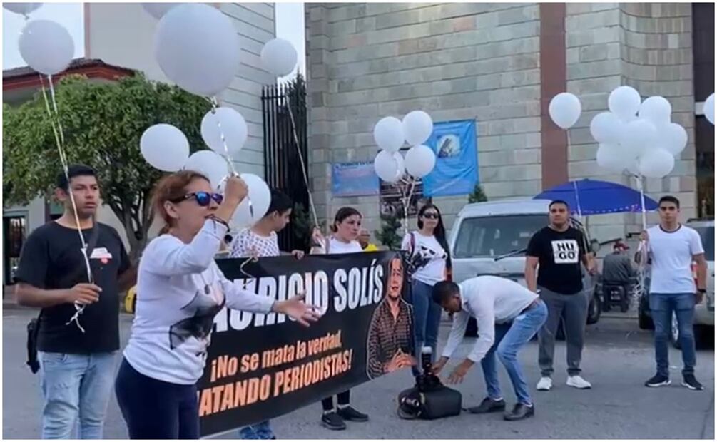 Guillermina Solís, madre de Mauricio Cruz, periodista asesinado el 29 de octubre, señala al alcalde Carlos Manzo, de agresor de comunicadores. Foto: Carlos Arrieta / EL UNIVERSAL