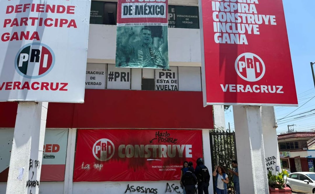 Jóvenes anarquistas vandalizan oficinas del INE y el PRI en Xalapa como forma de protesta contra homenaje a Fidel Herrera, exgobernador de Veracruz (15/05/2025). Foto: Especial