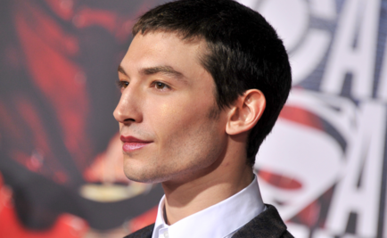 Ezra Miller se maquilla para alfombra roja y no sabemos cómo reaccionar