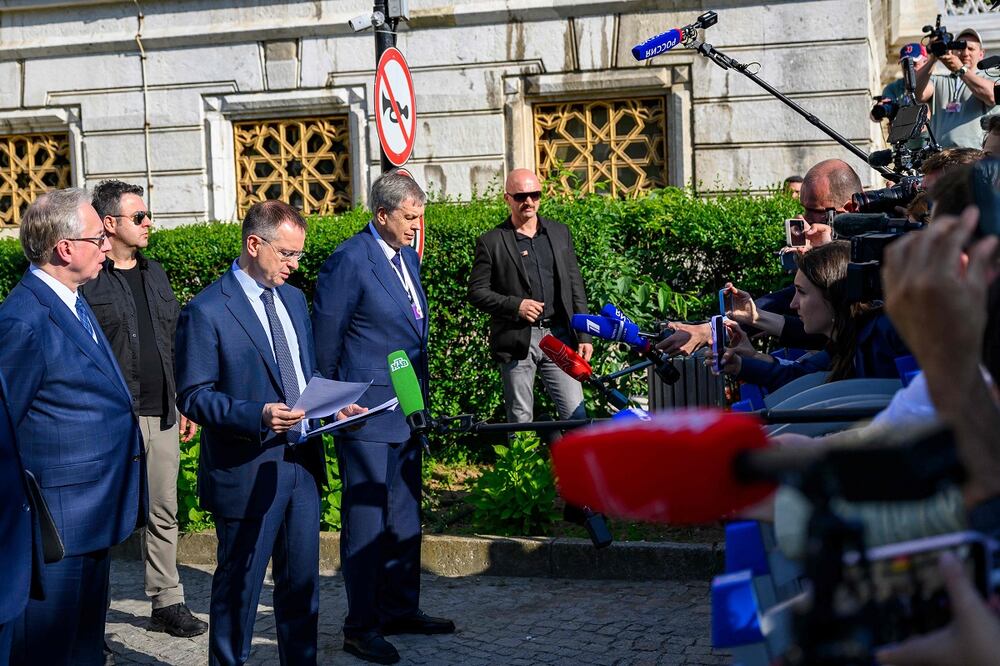 El jefe de la delegación rusa enviada a Estambul, Vladimir Medinsky, asesor del presidente Vladimir Putin, habla con los medios tras la reunión con una delegación ucraniana, con miras a un alto el fuego entre las partes. FOTO: YASIN AKGUL. AFP