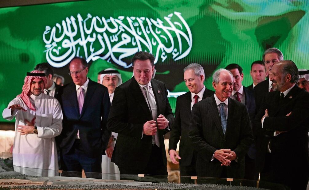 Elon Musk, asesor principal del presidente Donald Trump, durante una visita al antiguo barrio de Diriyah, a las afueras de Riad, la capital saudita, el 13 de mayo pasado. Foto: Brendan Smialowski / AFP