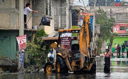 Usan retroexcavadora para sacar basura de la anegación en Chalco