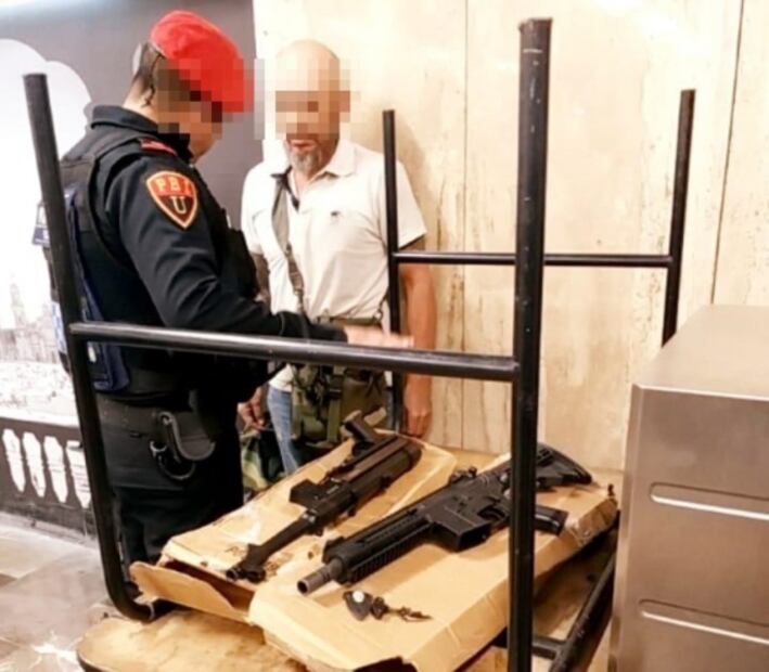 Detienen a hombre con armas de balines en el Metro Zócalo