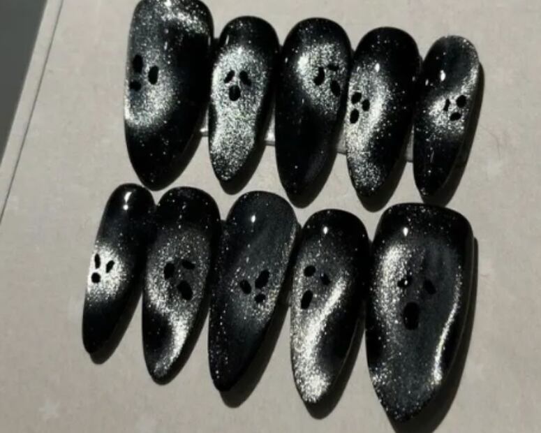 La técnica de ojo de gato puede adaptarse para cualquier diseño de uñas. Foto: Etsy