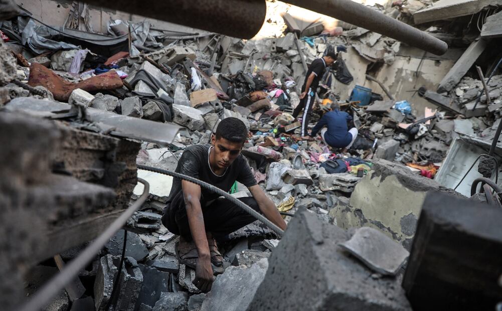 Un hombre palestino permanece en cuclillas entre los escombros de edificios destruidos tras un ataque aéreo israelí en el campamento de refugiados al-Shati, en la Ciudad de Gaza, el 9 de julio de 2025. Foto: Xinhua