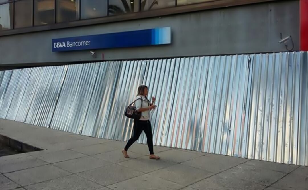 Local businesses are protecting their windows with barriers in the eventuality of vandalism. (Photo: Yadin Xolalpa/EL UNIVERSAL)