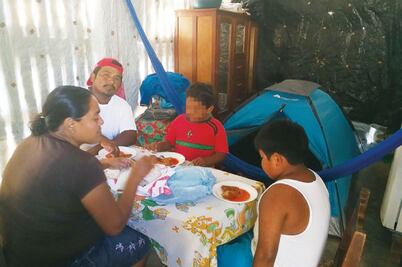 Pasan la Navidad con muy escasos recursos