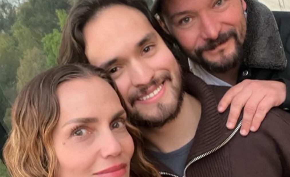 Los actores Larisa Mendizabal y Rodrigo Cachero y su hijo Santiago. Foto: Instagram vía larisamendizabal.