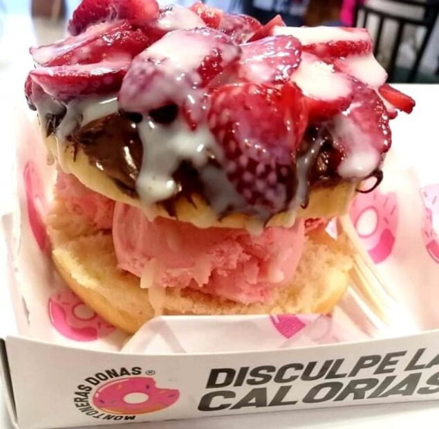 ¡Alerta foodporn! Descubre estas donas rellenas de helado y toppings golosos