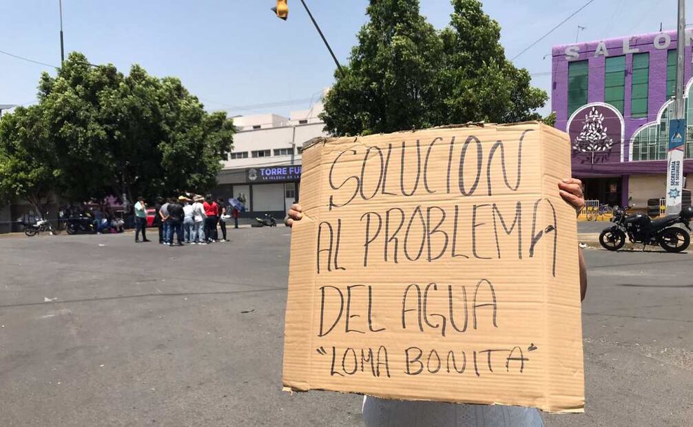 Vecinos de la colonia Loma Bonita bloquean la avenida Texcoco, en el límite con Los Reyes La Paz y la alcaldía capitalina de Iztapalapa. Foto: Especial
