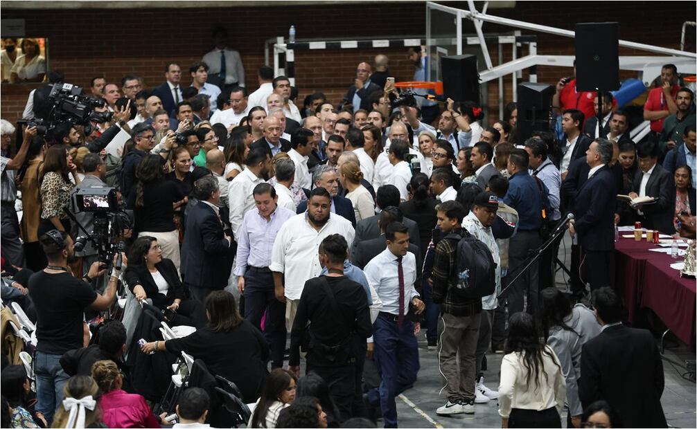 Continúa la discusión Diputados de la reforma judicial en el deportivo Magdalena Mixuhca. Foto: Diego Simón/EL UNIVERSAL