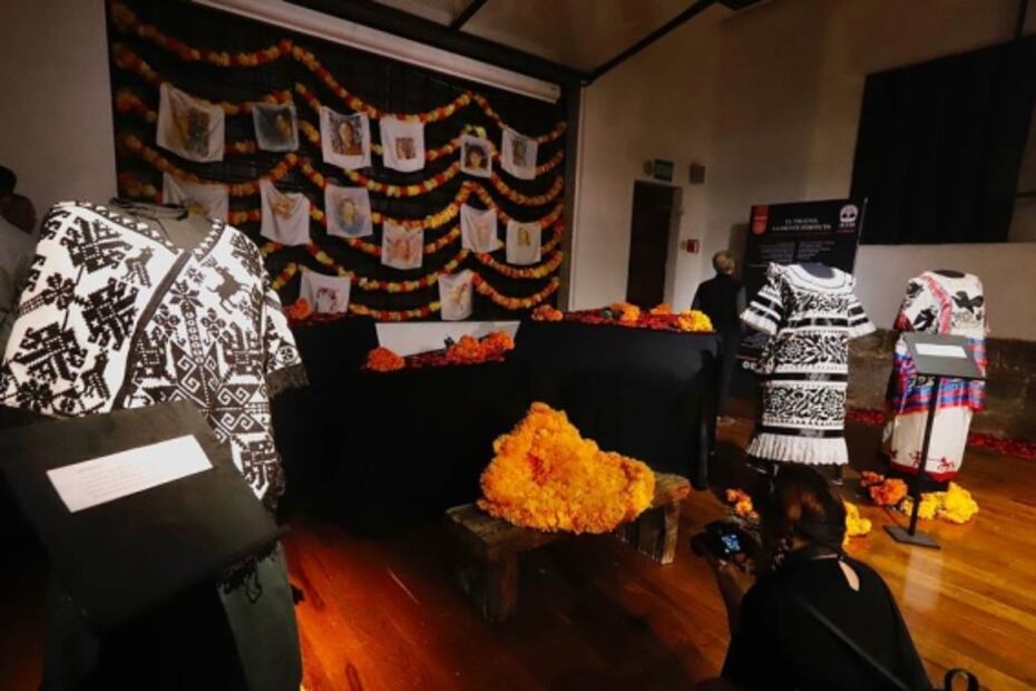 Como forma de protesta instalan altar dedicado a víctimas de feminicidio en el Claustro de Sor Juana