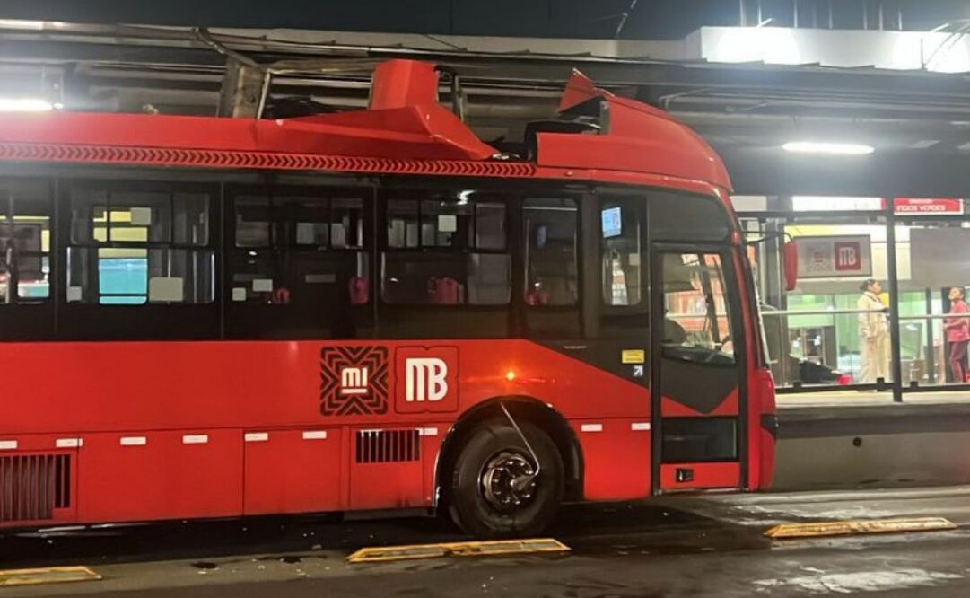 Tráiler daña estación Corregidora de L1 del Metrobús (06/05/2025). Foto: Especial