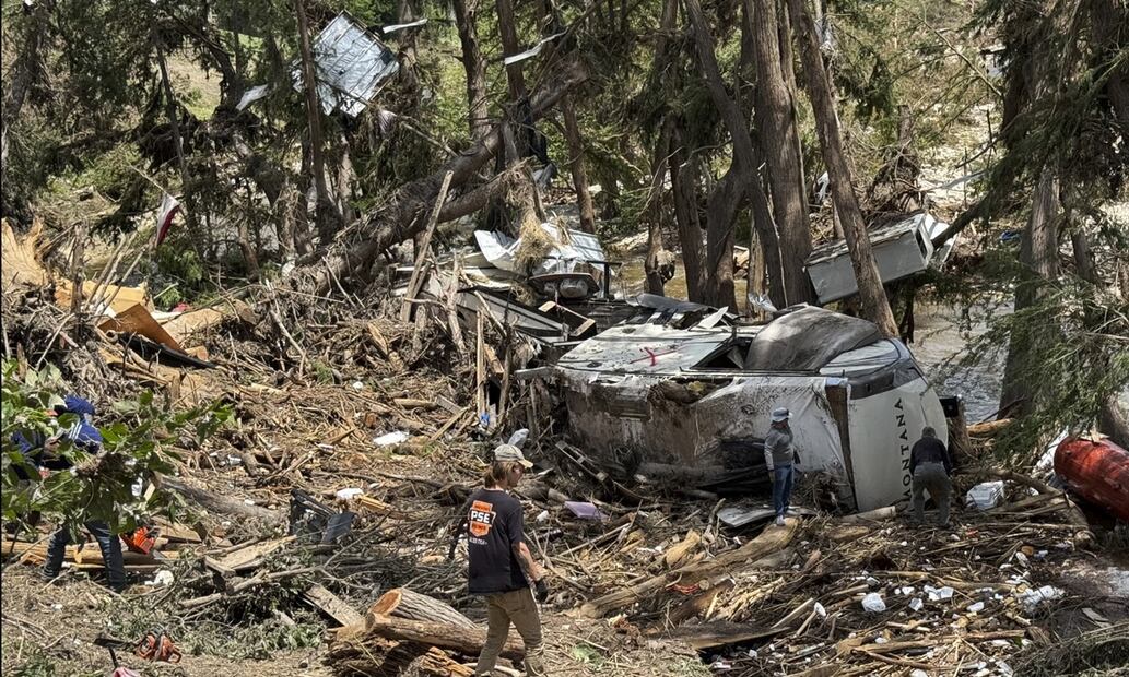 Personas recogen escombros en las zonas afectadas por las inundaciones en Kerrville, Estados Unidos. Autoridades informaron que más de 170 permanecen desaparecidas en Texas. Foto: EFE