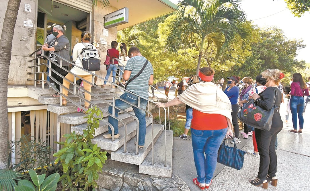 Cubanos se forman para ingresar a una sucursal del Banco Metropolitano. A partir de enero, en el país habrá una sola moneda, el peso cubano CUP. Foto: Joaquín Hernández. XINHUA
