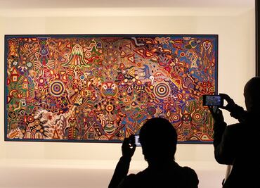 Tapete abre "Caminos de luz. Universos huicholes"