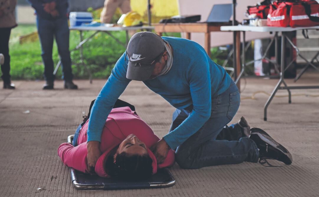 En el curso de capacitación en primeros auxilios participaron más de 100 artesanos de la pólvora y ciudadanos con alguna actividad relacionada. Foto: de FERNANDA ZAMORA. EL UNIVERSAL
