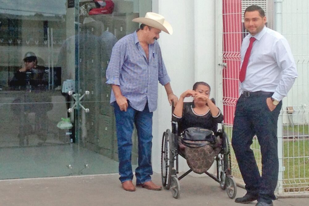 El ex edil de San Blas, Nayarit, Hilario Ramírez, Layín —acusado de fraude, peculado y uso indebido de funciones—, estuvo acompañado por la ex síndico Armida Silvestre. (RAÚL TORRES. EL UNIVERSAL)