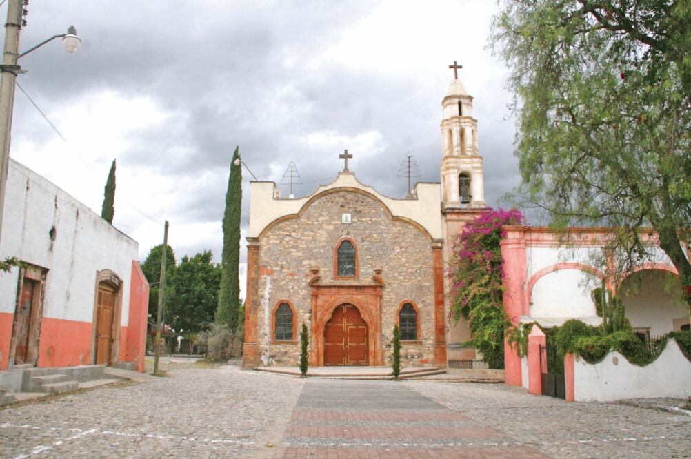 Costumbre de La Joya. Es común que los invitados por radio periódico lleguen con sus sillas y bebida (EFE)