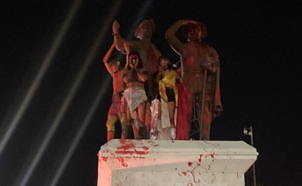 Vandalizan monumento a Los Montejo como protesta por el Día de la Raza