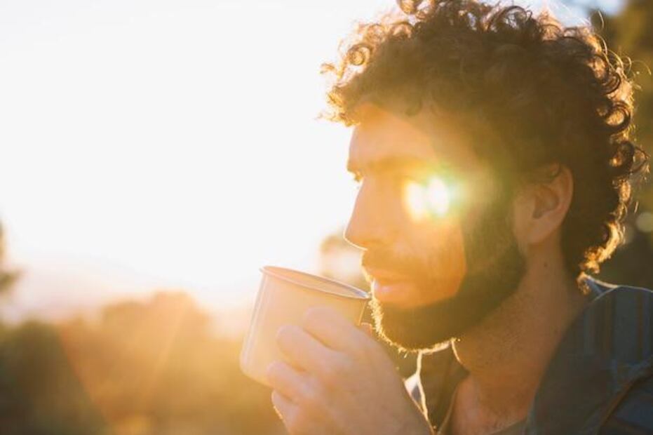 La Universidad de Harvard ofrece una guía simple pero efectiva para comenzar el día con energía y optimismo. Fuente: Freepik.