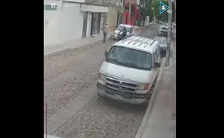 Mujer logra huir de hombres que la acorralan para agredirla en Querétaro: VIDEO