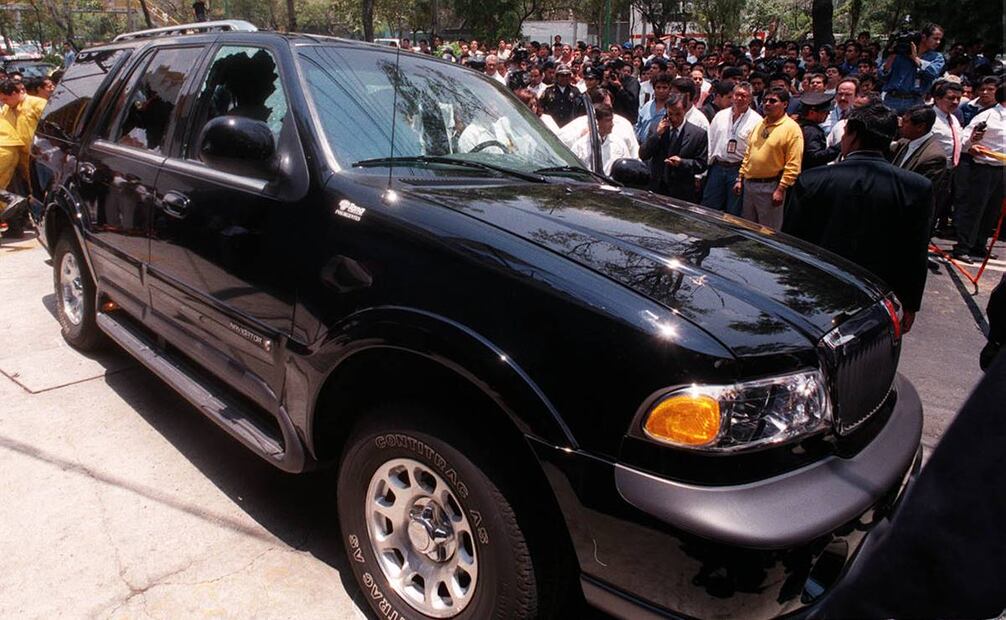 Aquel medio día del lunes 7 de junio de 1999 y luego que se dio a conocer la muerte de Stanley, el estacionamiento del restaurante El Charco de las Ranas, ubicado al sur de la capital, así como parte de la lateral de periférico Sur se llenaron de curiosos, medios de comunicación y policías. El cuerpo aún permanecía dentro de la camioneta negra, propiedad del actor. Crédito: Juan Carlos Buenrostro/EL UNIVERSAL.