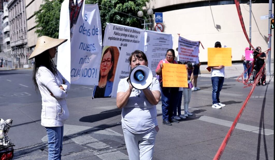 Vecinos de la colonia Vallejo, cierran Bucareli esquina con Reforma, acusaron al Instituto Federal de la Defensoría Pública de impedir la reubicación del campamento migrante asentado en su colonia, el jueves 15 de mayo de 2025. Foto: Fernanda Rojas/EL UNIVERSAL