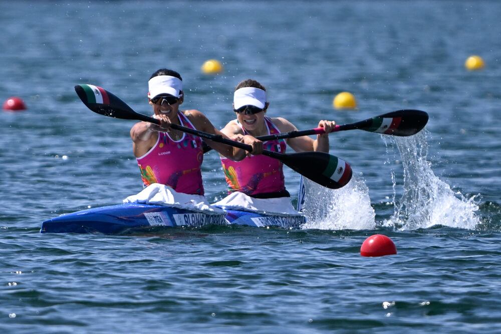 Karina Alanis y Beatriz Briones en canotaje  / Foto: AFP