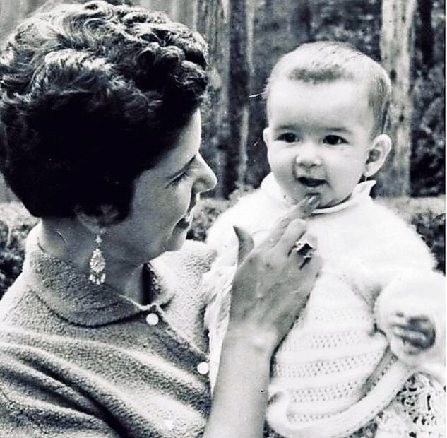Nació en 1955 en Guadalajara; hija del abogado Agustín Pineda y la cantante Josefina Aguilar. Foto: AP e Instagram