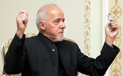 Paulo Coelho ríe porque queman sus libros: "Primero los compraron"