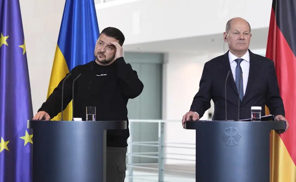 El presidente de Ucrania, Volodimir Zelensky,
y el excanciller de Alemania, Olaf Scholz, durante una conferencia de prensa en la cancillería en Berlín, Alemania. Foto: AP