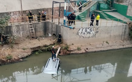 Automovilista pierde el control y se desbarranca en canal de aguas negras en Gustavo A. Madero