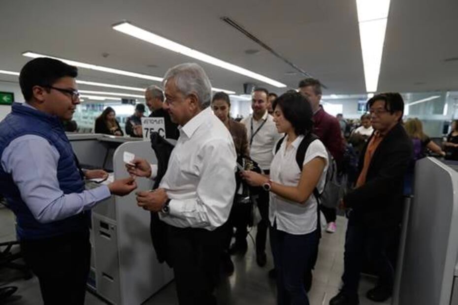 Cómo es la experiencia de viajar en el mismo avión que AMLO