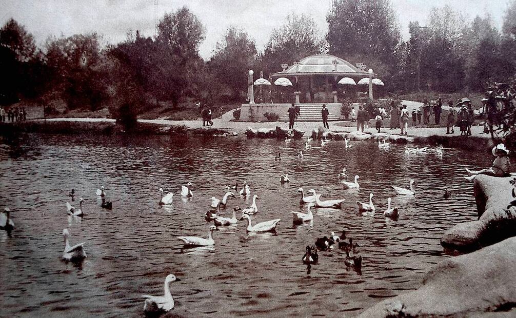 Una postal imperdible, hoy conservada en la colección privada de Rafael Fierro Gossman, es la del paisaje del lago de Chapultepec rebozante de patos, con el moderno kiosco y algunos visitantes al fondo, alrededor de los años 20.  Colección Rafael Fierro Gossman.