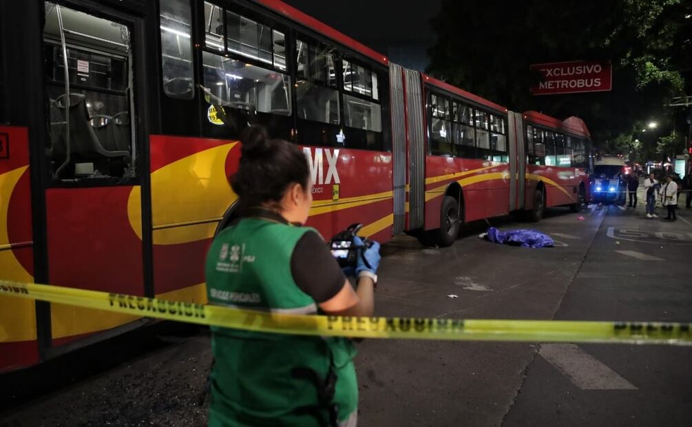 Una mujer que viajaba en una motocicleta perdió la vida tras impactarse con una unidad de metrobus sobre la avenida de los insurgentes esquina con la calle de Monterrey. Al lugar arribaron peritos para hacer el levantamiento del cadáver mientras el conductor de la moto fue trasladado como lesionado. Foto: Fernanda Rojas. EL UNIVERSAL