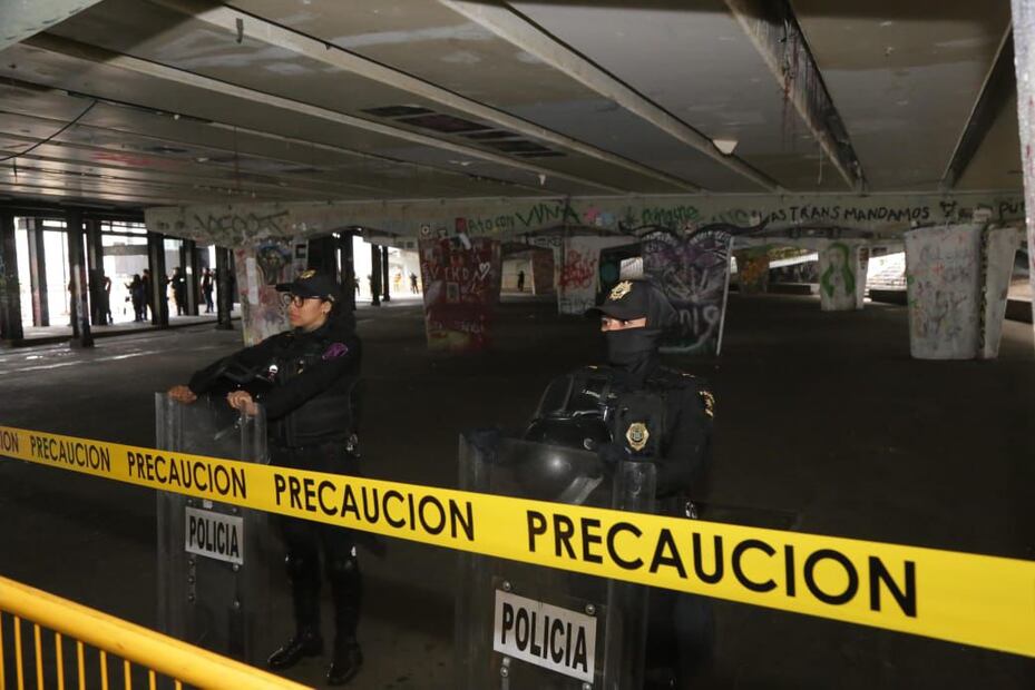 Elementos de antimotines de la SSC, en coordinación con personal de limpia de la Secretaria de Obras y Servicios, realizaron el desalojo del comercio ambulante. (Foto: especial)