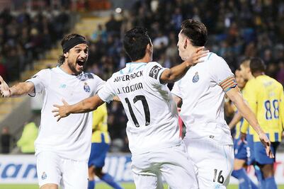 Herrera y Corona empujan al Porto