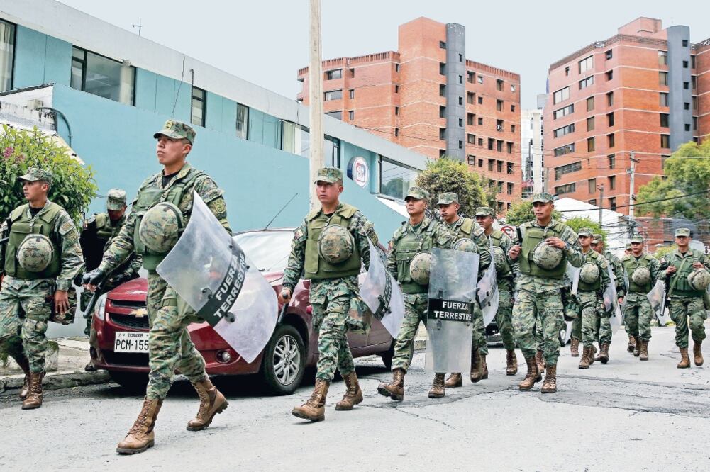 Soldados resguardan una calle cercana a la sede del Consejo Nacional Electoral de Ecuador por los comicios. (MARIANA BAZO. REUTERS)
