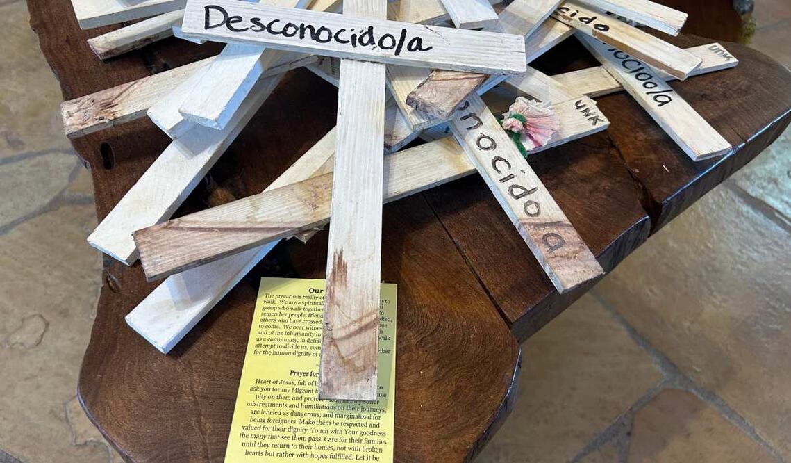 Cruces de madera de color blanco en memoria de los migrantes fallecidos en la frontera, este lunes en Tucson. Foto: EFE