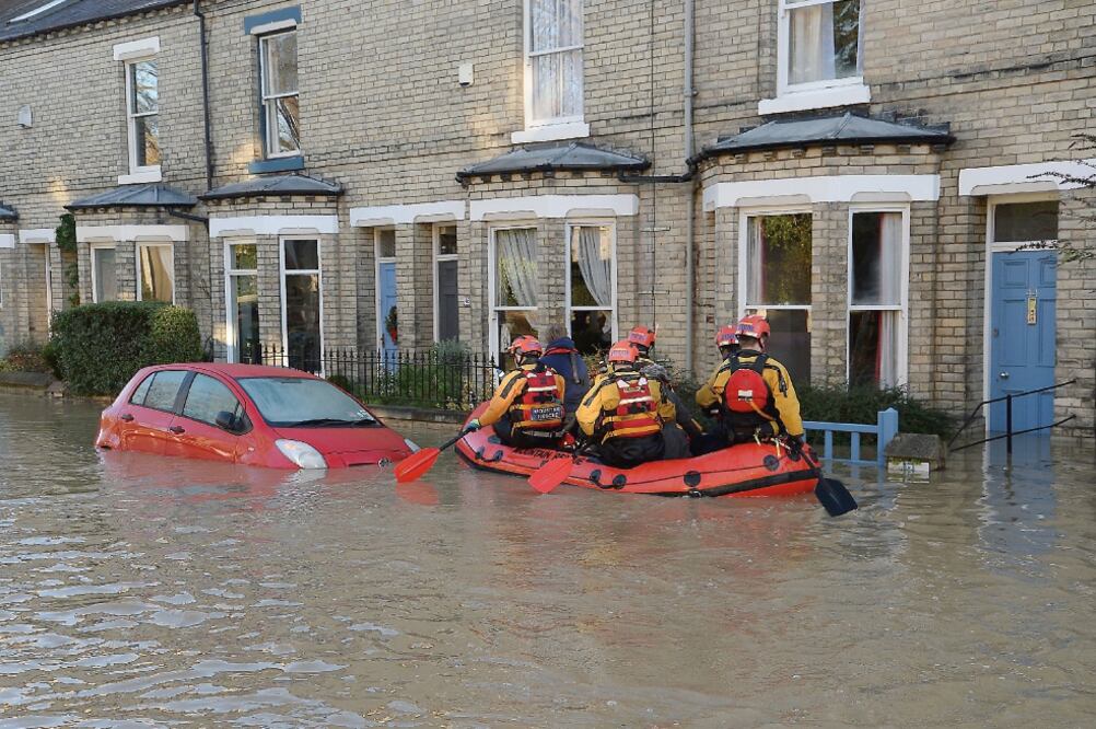 Socorristas patrullan en botes neumáticos la región de York, después de que los ríos Foss y Ouse se salieran de sus cauces por las lluvias (ANNA GOWTHORPE. AP)