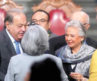 Fila de más de una hora para felicitar a Graue
