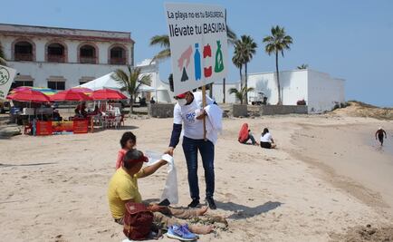 Brigadistas distribuyen bolsas a turistas para evitar contaminación en playas de Sinaloa