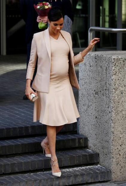 Meghan Markle se adelanta primavera con look monocromático